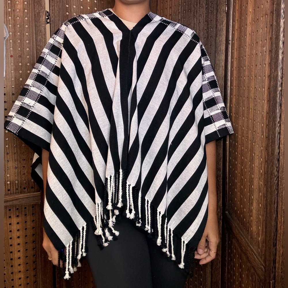 Artisian White Black Pull Over Poncho
